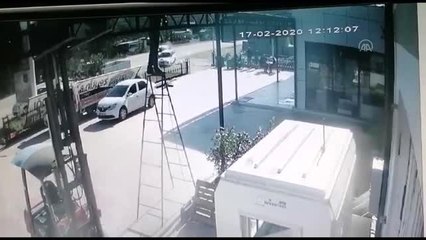 Trafik kazası güvenlik kamerasına yansıdı