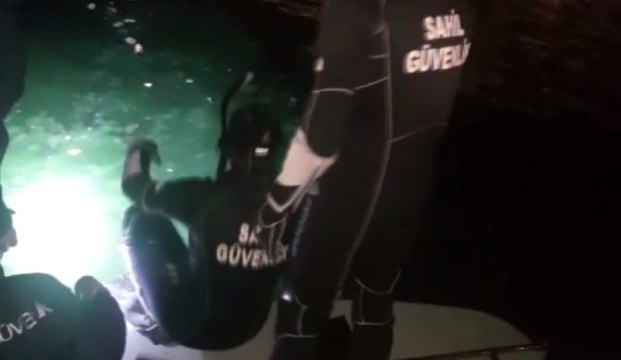 Sahil Güvenlik komutanlığı ekiplerinin kedi kurtarma operasyonu kamerada