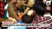कन्हैया कुमार पर चप्पल फेंकने वाले को भीड़ ने पीटा