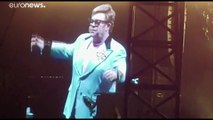 Rocketman perde la voce, Elton John interrompe il concerto