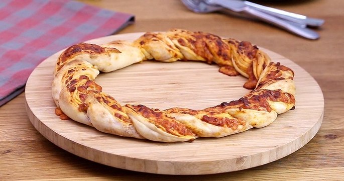 Impressionnez-vous avec la croustillante couronne de pizza napolitaine tressée !
