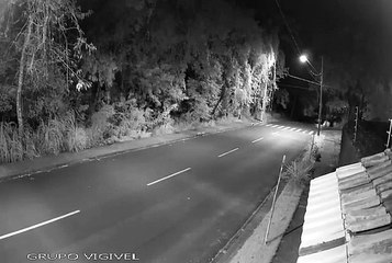 Durante a madrugada, sofá é descartado em via pública, na Região do Lago