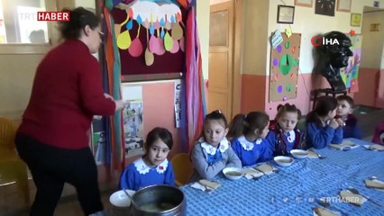 Köy okulunda yürekleri ısıtan sınıf öğretmeni