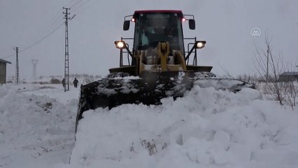 Tipi nedeniyle yolda kalan öğrenciler kurtarıldı - VAN
