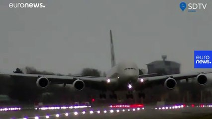 İngiltere'de etkili Dennis fırtınası nedeniyle acil durum ilan edildi