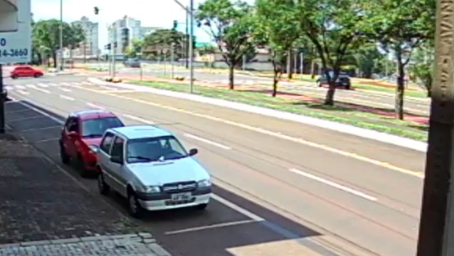 Câmera flagra acidente de trânsito na Avenida Barão do Rio Branco