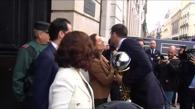 El Real Madrid de baloncesto ofrece la Copa del Rey a los aficionados desde el balcón de la Comunidad