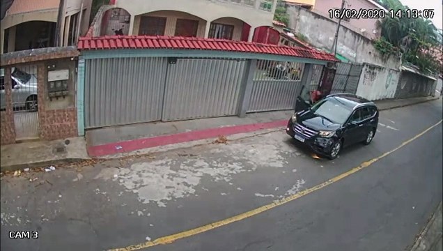 Homens saem de carro onde corpo foi encontrado em Vitória