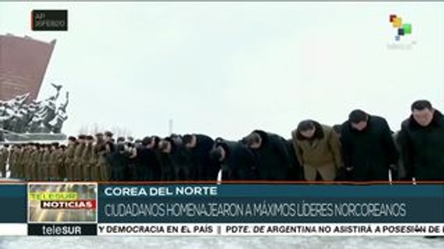 Homenajean norcoreanos a los líderes Kim Jong-il y Kim Il-sung
