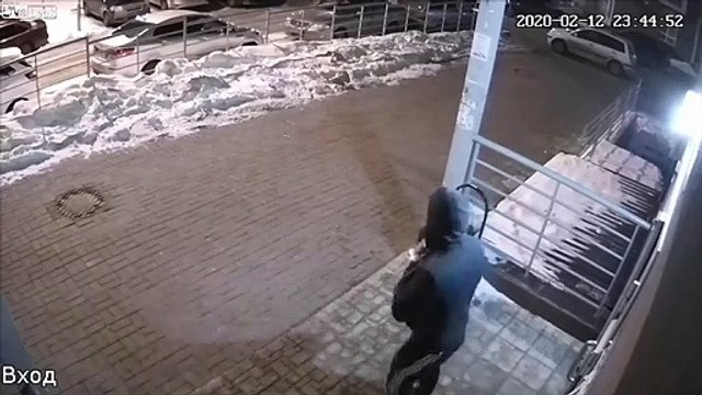 Impatient il détruit l'ascenseur à coups de pieds !