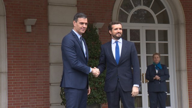 Sánchez y Casado se reúnen en el Palacio de la Moncloa