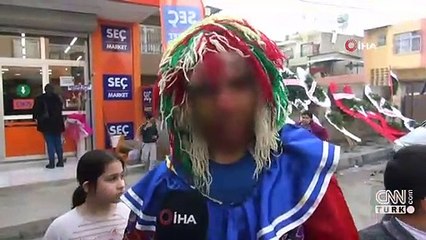 Tipini beğenmediği palyaçoya saldırdı