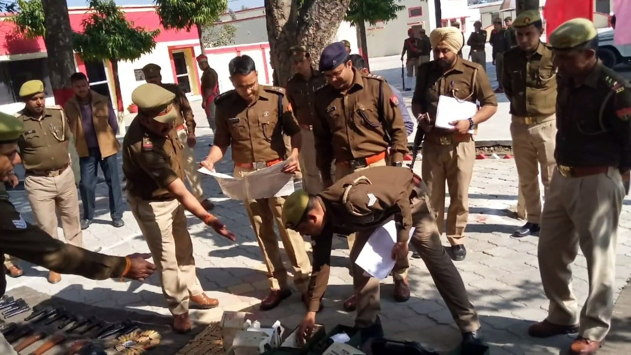 शामली -कोतवाल ने उठाई पिस्टल तो चली गोली, पुलिसकर्मी बचे
