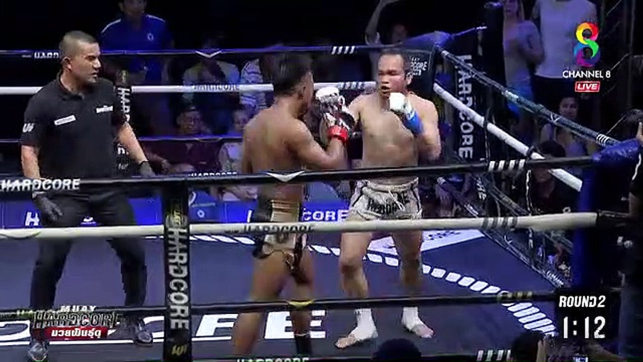 Un arbitre amortit la chute d'un boxeur KO