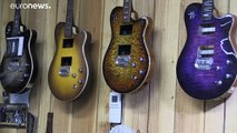 Guitarras francesas feitas à mão nas mãos dos Guns N'Roses