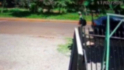 Câmera registra bicicleta sendo levada de residência