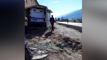 Furgoni i policisë fluturon në byrektore/ Plagoset polici - News, Lajme - Vizion Plus