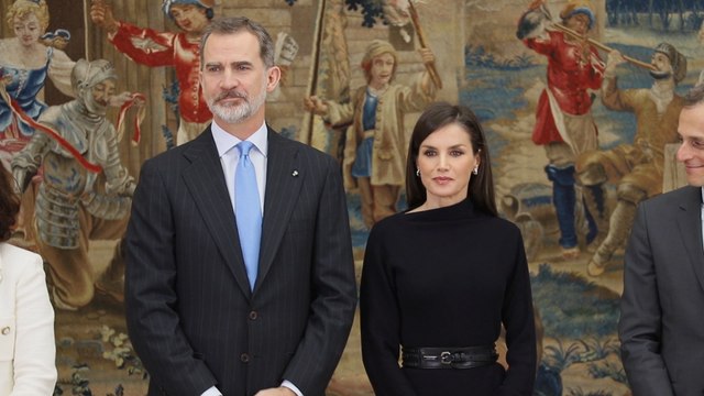 La Reina Letizia estrena su look de punto más sensual