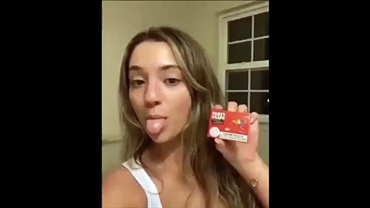 La blague qu'elle fait à son copain est énorme... Pétards sur la lunette des WC