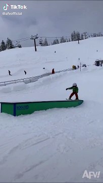 Cet enfant a créé une nouvelle figure en ski... Classe