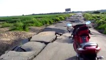 Cette route russe a bien besoin d'un peu de travaux de voirie