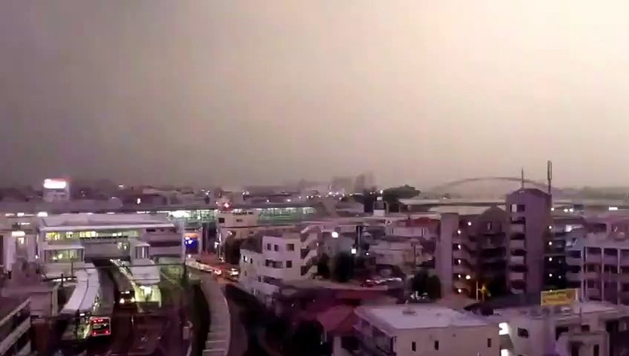 Ce train japonais se fait foudroyer pendant un orage