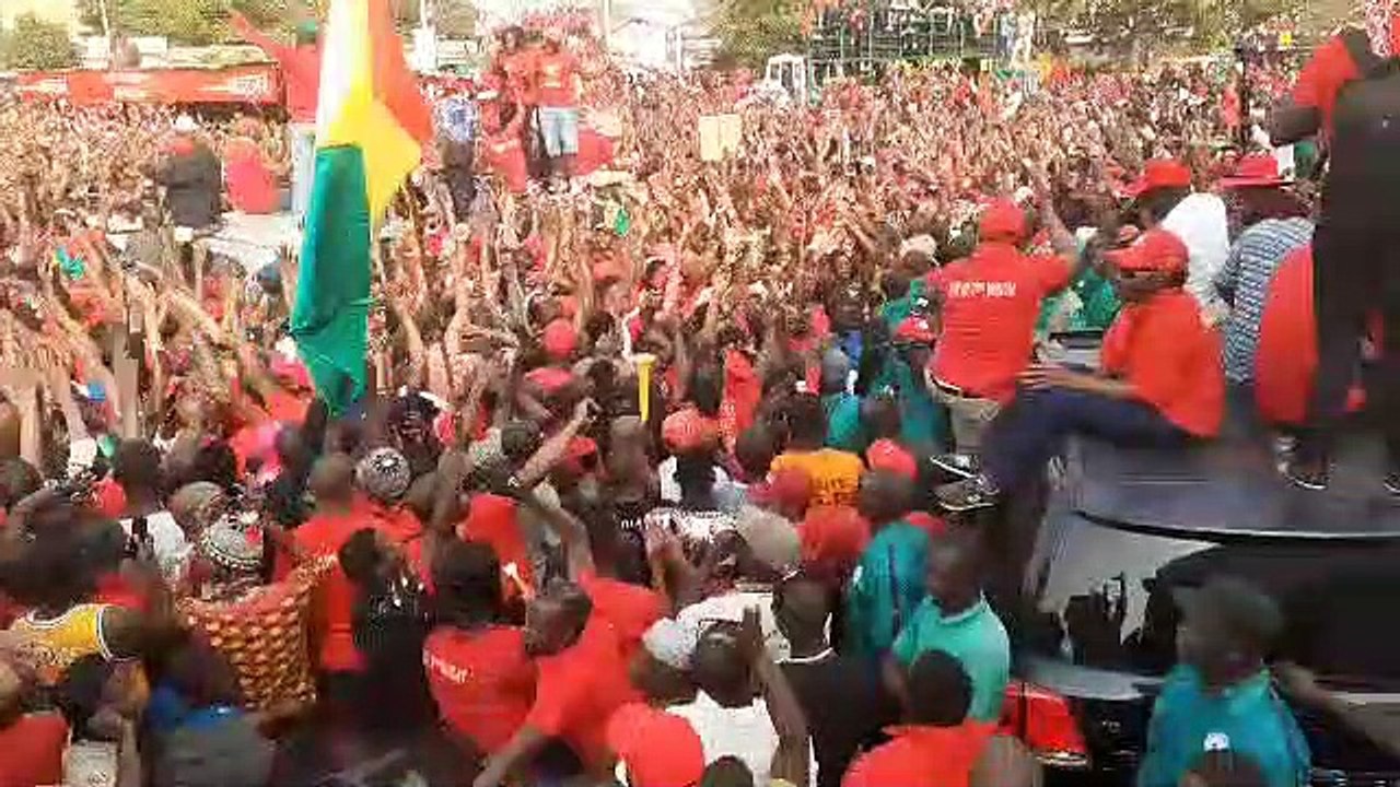 Les manifestants entonnent l'hymne du FNDC