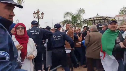Marche nationale des enseignants du primaire à Alger réprimée par la police