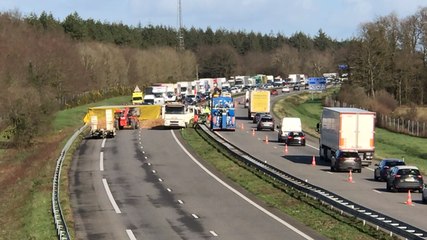 Gros bouchon après l’accident entre un poids lourd transportant 20 t de copeaux de bois et une voiture