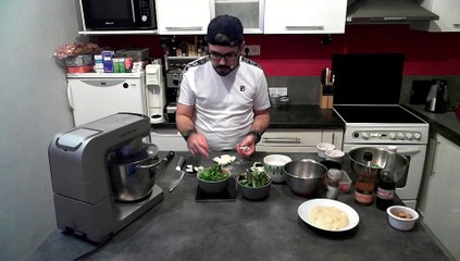 Salades, volaille, mozzarella, aubergines cru et graines de sésame. Vinaigrette a la brousse