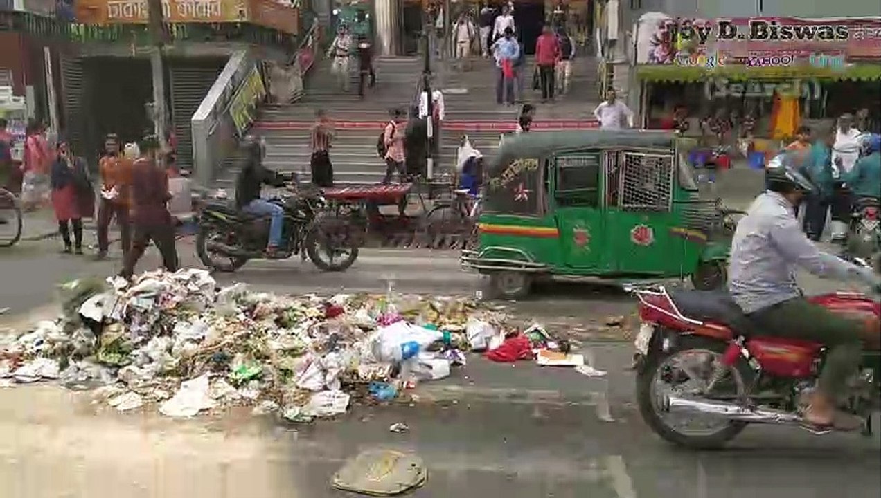 ঢাকার রাজ পথে ডাস্টবিন ! কিংকর্তব্যবিমূঢ়