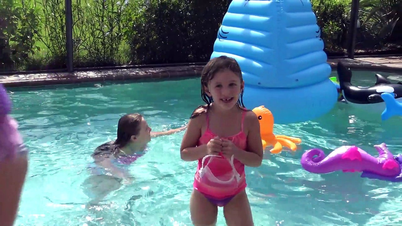 Sophia, Isabella e  Alice  - Diversão na Piscina com gigante tubarão inflável