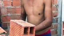Sem nível… trolha mostra como fazer uma parede em blocos direitinha!