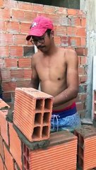 Sem nível… trolha mostra como fazer uma parede em blocos direitinha!