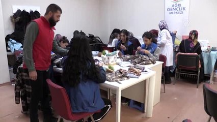 Kadınlar atık kumaşlardan İdlib'deki çocuklar için giysi ve oyuncak üretiyorlar