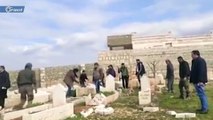 عناصر ميليشيا أسد ينبشون المقابر في مدينة حيان بريف حلب الشمالي بعد سيطرتهم عليها