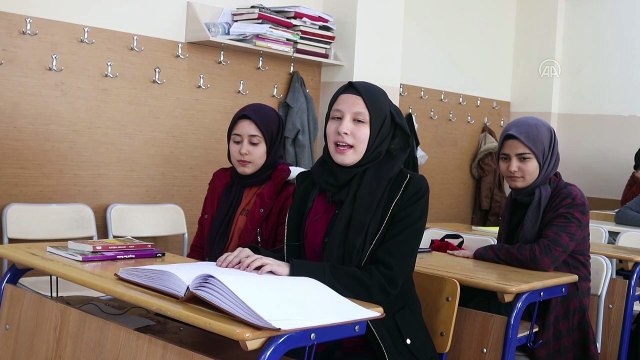 Görme engelli Esra, Kur'an-ı Kerim'i Güzel Okuma Yarışmasında üçüncü oldu - OSMANİYE