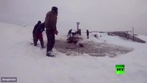 مواطنون روس ينقذون خيولا سقطت تحت المياه المتجمدة