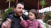 En la guerra en Siria, un padre enseña a su hija a reírse de los bombardeos