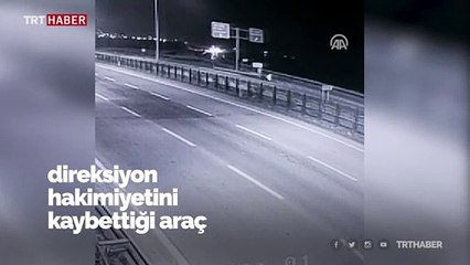 Télécharger la video: Refüje çarpan otomobil alev topuna döndü