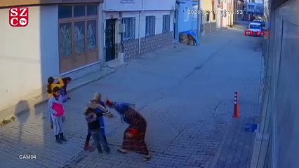 Annenin oğlunu sokak ortasında dövdüğü anlar güvenlik kamerasında