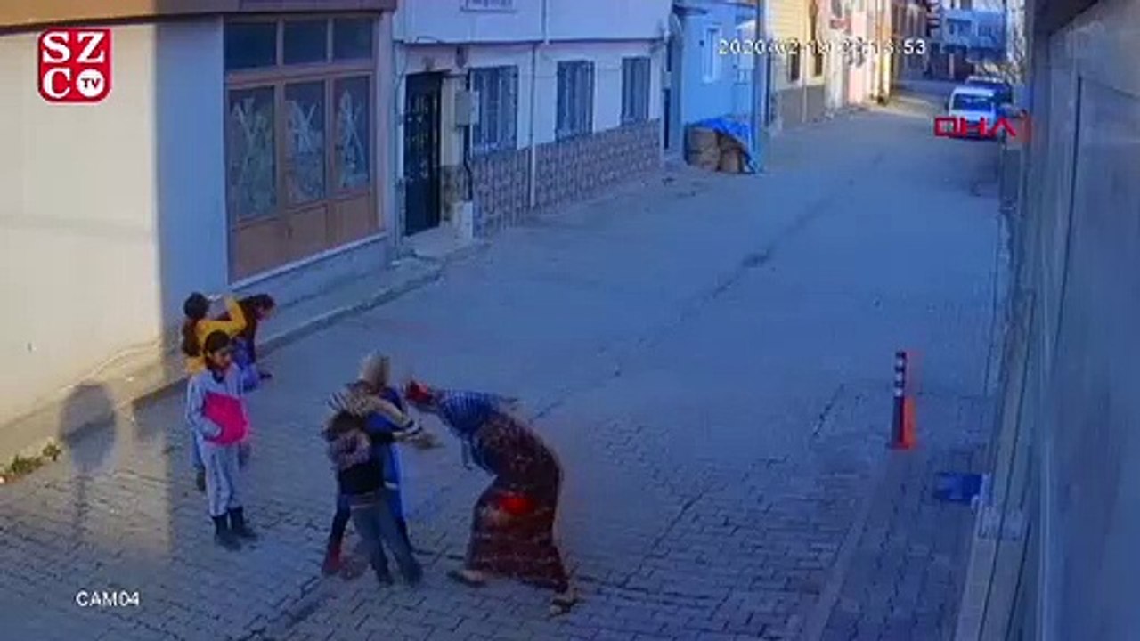 Annenin oğlunu sokak ortasında dövdüğü anlar güvenlik kamerasında