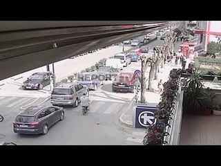 Report TV - Video Ekskluzive në Elbasan, 'i forti' Ervis Çausholli godet personin që e denoncoi