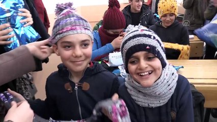 Üniversiteli kızlar ördükleri atkı ve bereleri güvenlik güçleri ve öğrencilere dağıttı - MUŞ