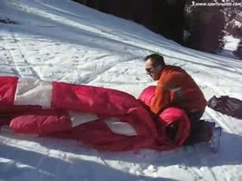 Pliage de la voile du parapente après le vol