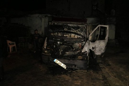 Alacak verecek meselesi yüzünden kardeşinin arabasını kundakladı