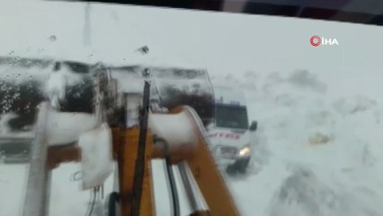 Şemdinli'de karda mahsur kalanlar kurtarıldı