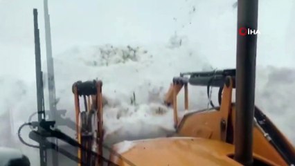 Kar ve tipide mahsur kalan 20 minibüs kurtarıldı