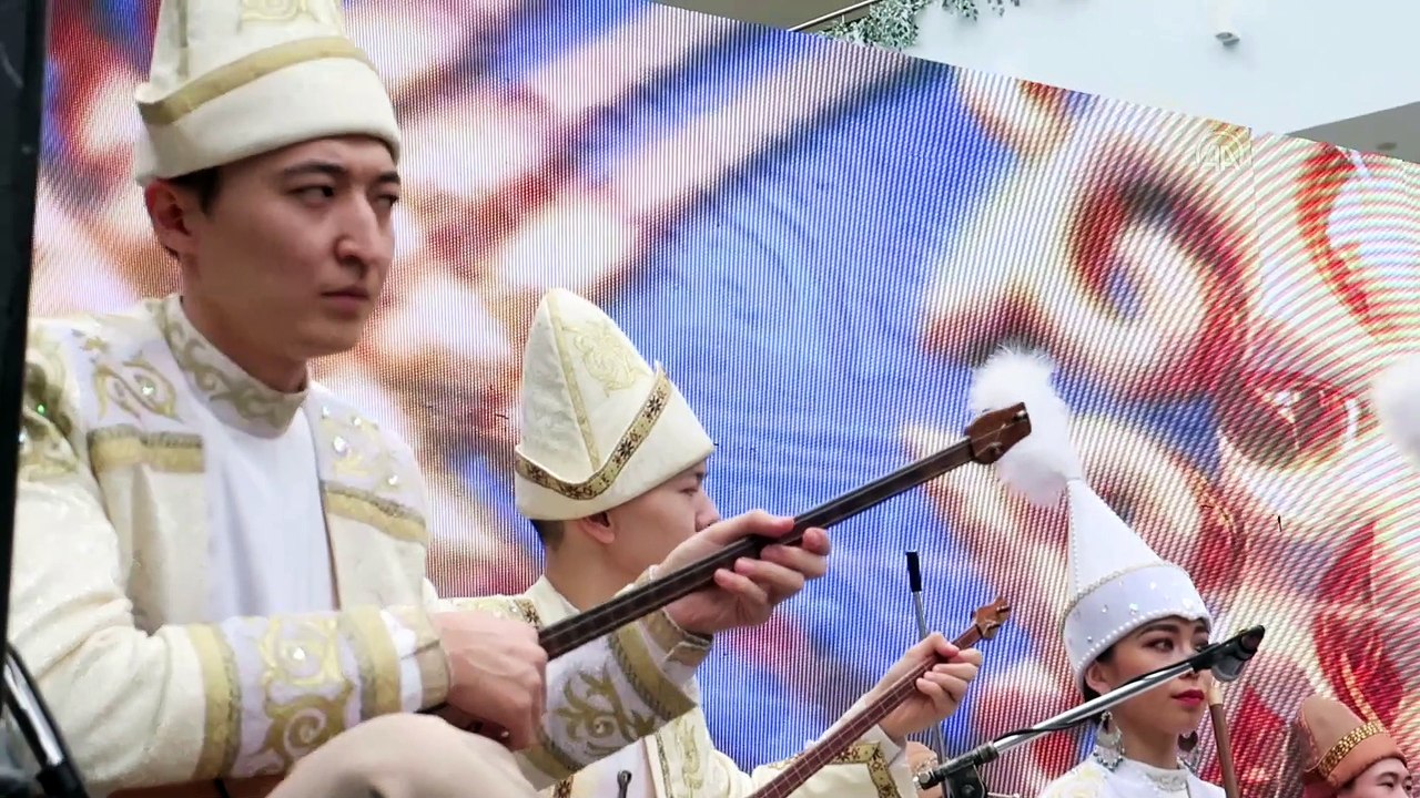 Kazakistan'da geleneksel halk müzik grubu, aralıksız 75 ezgi çaldı - NUR SULTAN
