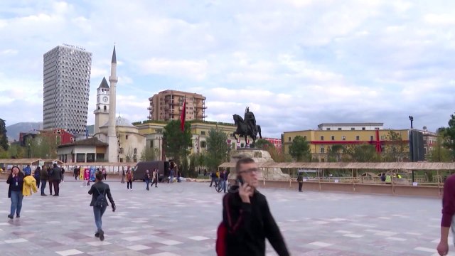 Ora News - Bashkia Tiranë firmos edhe 2 kontrata të reja me negociim